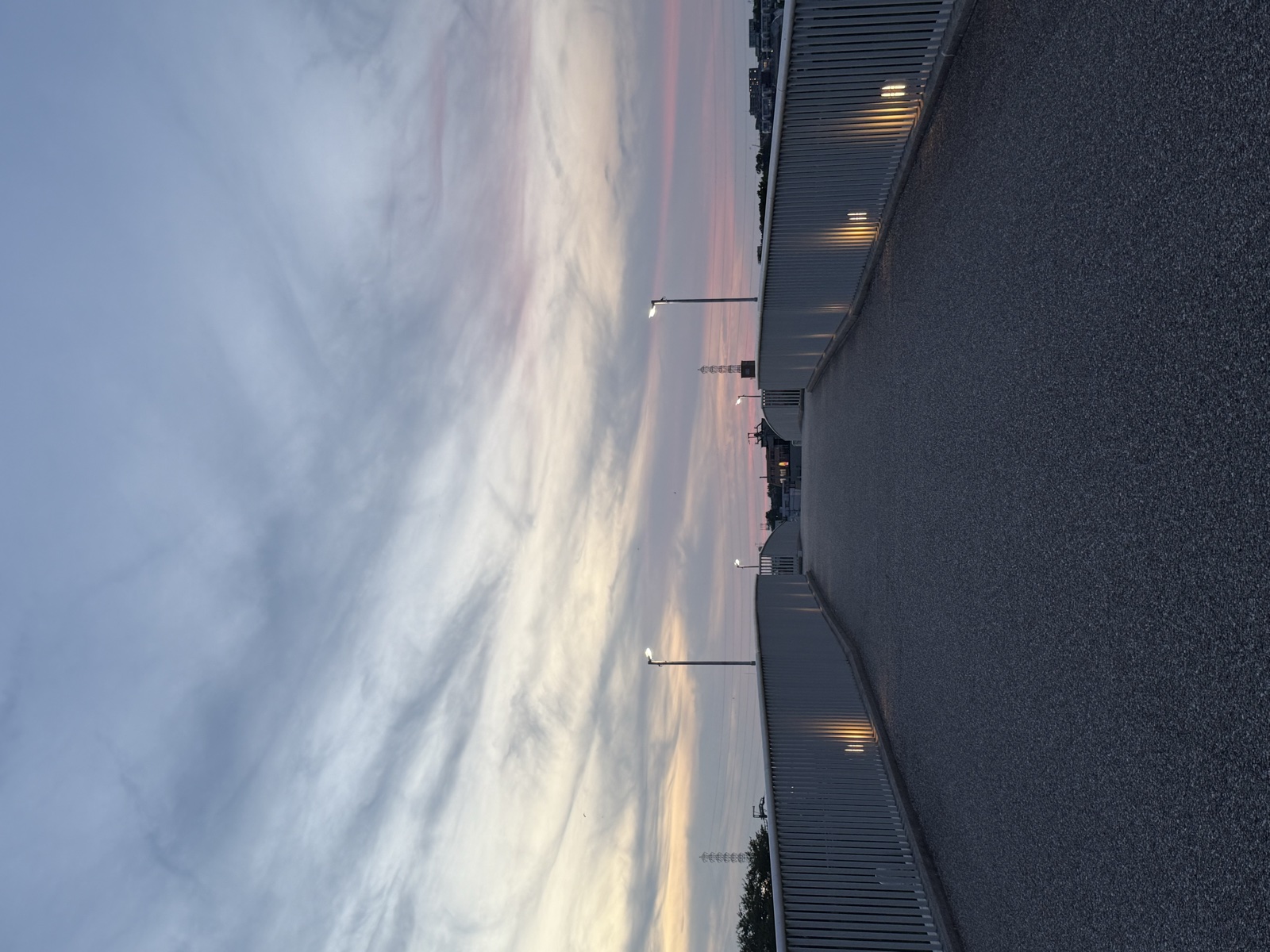 夕暮れのアトリエそばの橋